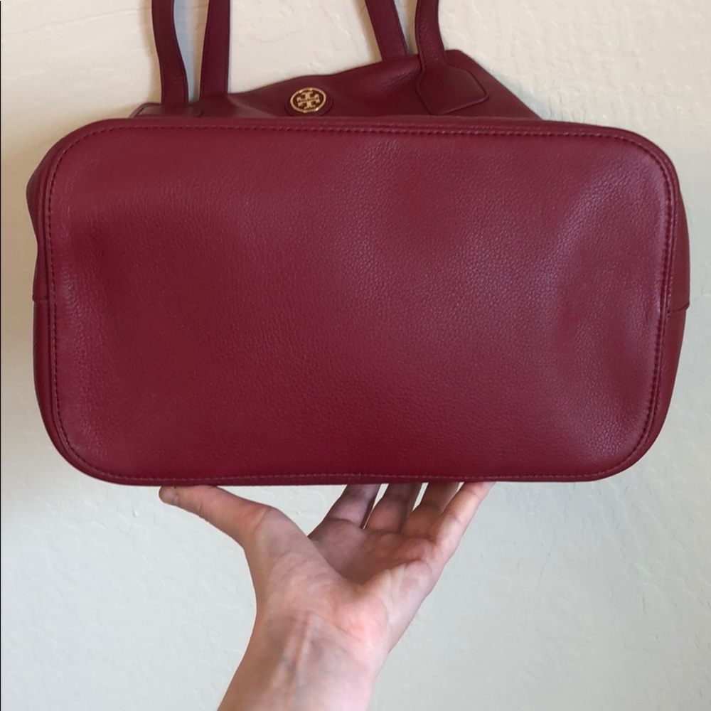 Tory Burch crimson leather bucket bag - Picture 3 of 8